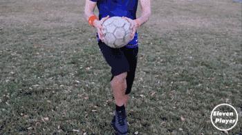 足球单手扑高空球技巧,足球高空球怎么解围