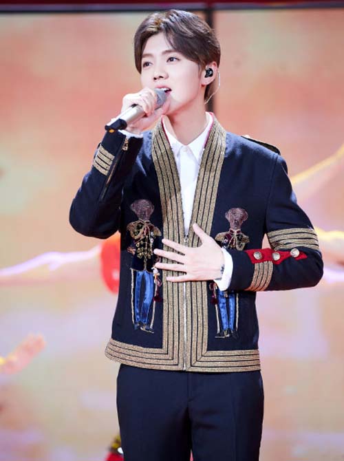 鹿晗综艺节目唱勋章,鹿晗微博之夜表演节目