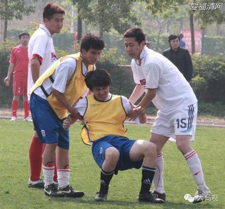 恐怕最近梅方走上球场都会有种蛋蛋的忧伤,踢球伤到蛋,咋整?