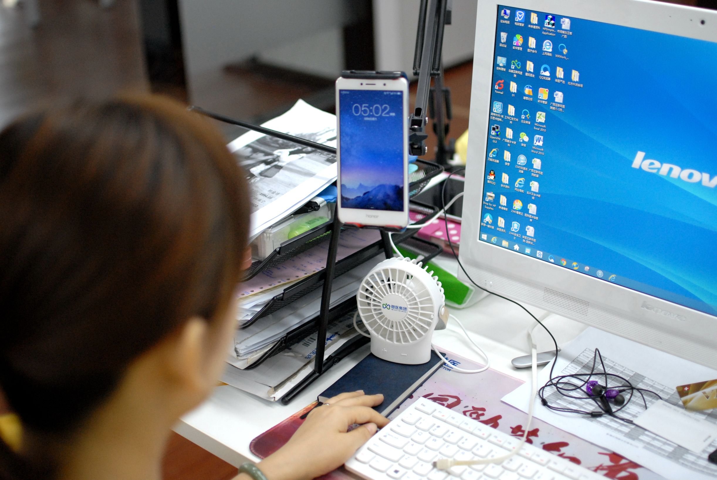 在床上躺着的懒人支架测评,用懒人支架并不意味着你就是懒人