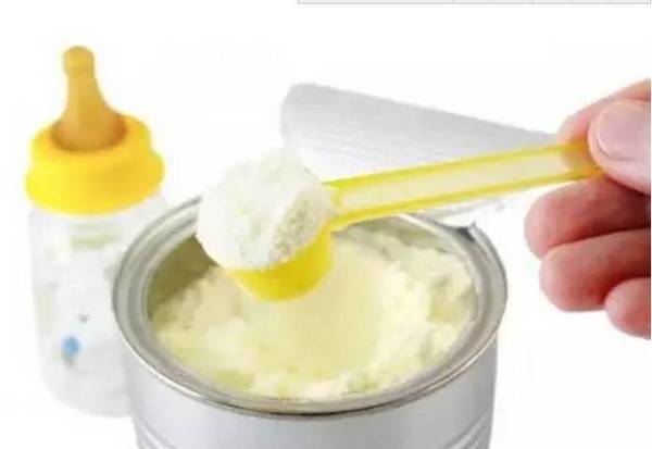 冲奶粉起泡沫可以给孩子喝吗,冲奶粉奶粉底部有结块还可以喝吗