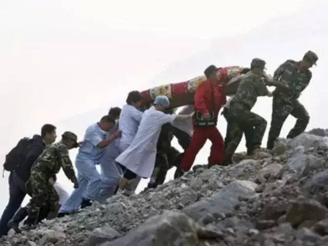 汶川地震十年的感人故事,记者哽咽报道汶川事件