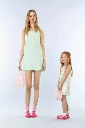 小时候我嫌这双鞋low，全身塑料的它现在要卖好几千块！