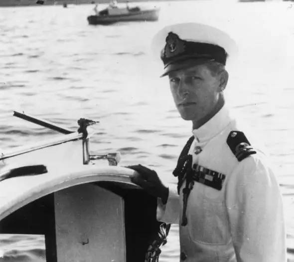 为了女王放弃王位继承权,为女人放弃王位的英国国王