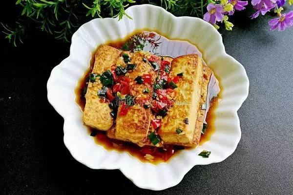 吃素就吃蛋白质丰富得豆腐，好吃到连盘子都能吃掉