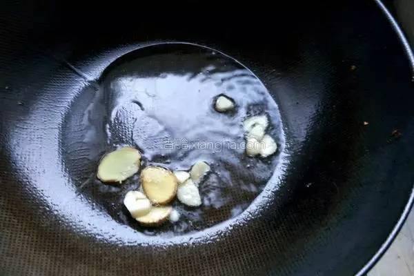 吃素就吃蛋白质丰富得豆腐，好吃到连盘子都能吃掉