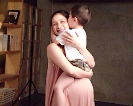 baby孕期旧照曝光,baby晒近照显露亮眼双下巴