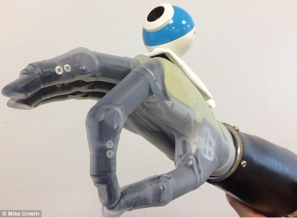 这只假手，它长了一只“大眼睛”？