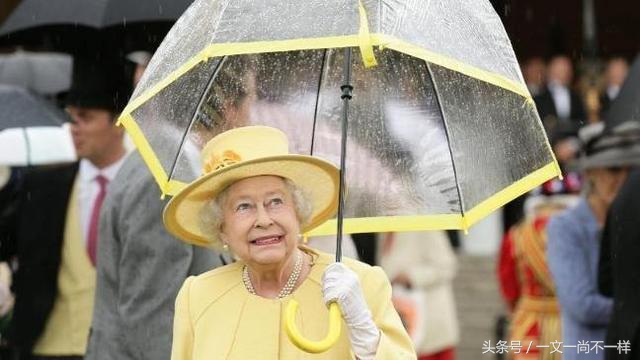 一把伞撑出花花世界，不开劳斯莱斯雨中照样傲娇走