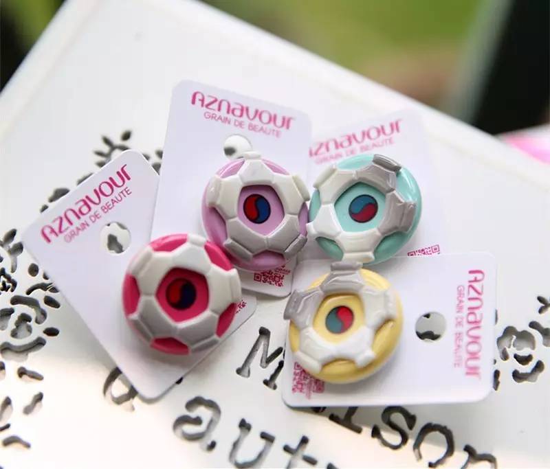 把足球放脖子,足球打在脑袋上会怎么样