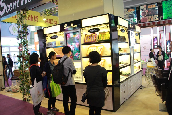 化妆品加盟店要如何经营,化妆品加盟店怎么赚钱