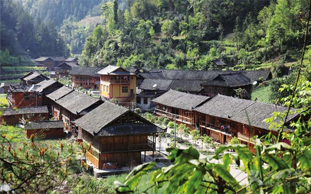 清凉寨里水云间，旅客都称桃花源