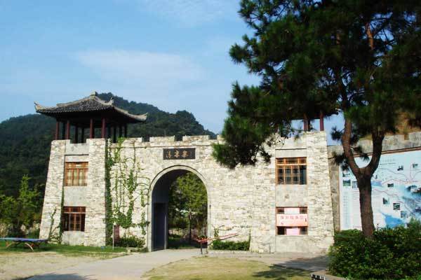 清凉寨里水云间，旅客都称桃花源