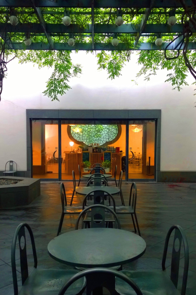 不为风物滋味好，此生何必住苏州