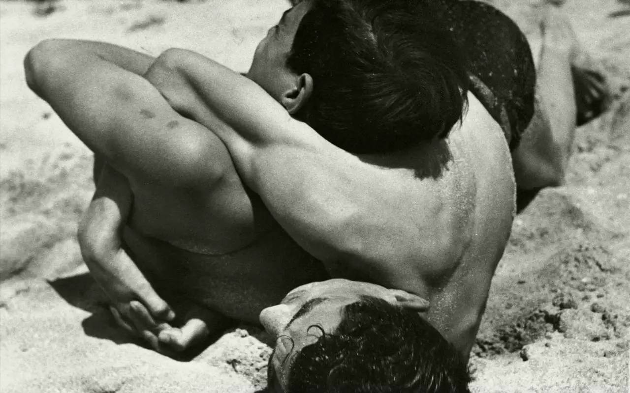 耳鬓厮磨的最佳解释,耳鬓厮磨是什么感觉