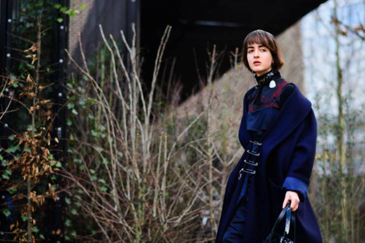 试着在衣服上添加超热门小玩意——别针！