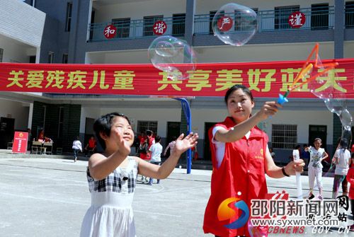 关爱残障儿童共绘美好希望,大手牵小手爱心呵护残障儿童