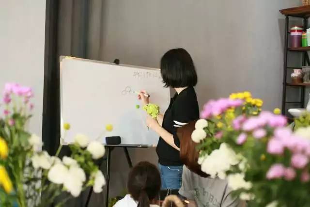 不买花也可以聊人生！泉州有家花店，专治失恋与主妇间歇躁郁症