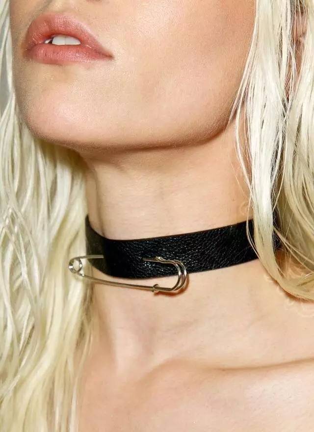 试着在衣服上添加超热门小玩意——别针！