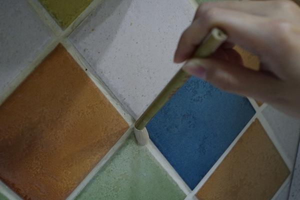 贴瓷砖跟师傅说做美缝,瓷砖做美缝前要刷漆吗