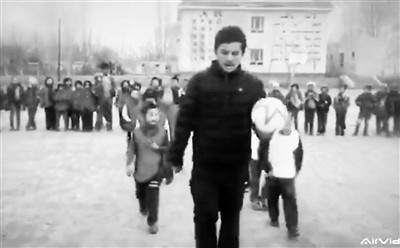 男孩攒35张皱巴巴零钱，请老师帮“买个好点的足球”