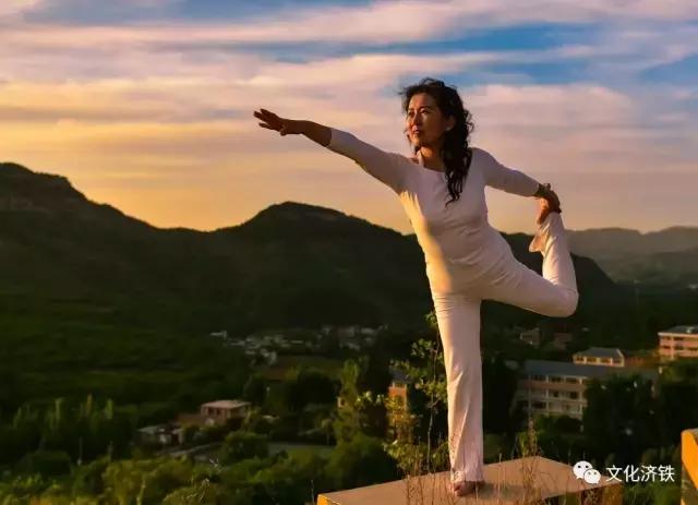 “健康济铁·瑜你同行”室外瑜伽暨摄影采风在袁洪峪举行