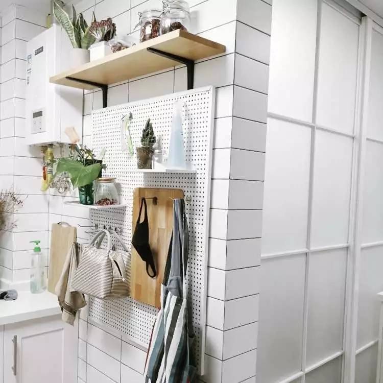 她改了两扇门，将家装成网图中的模样