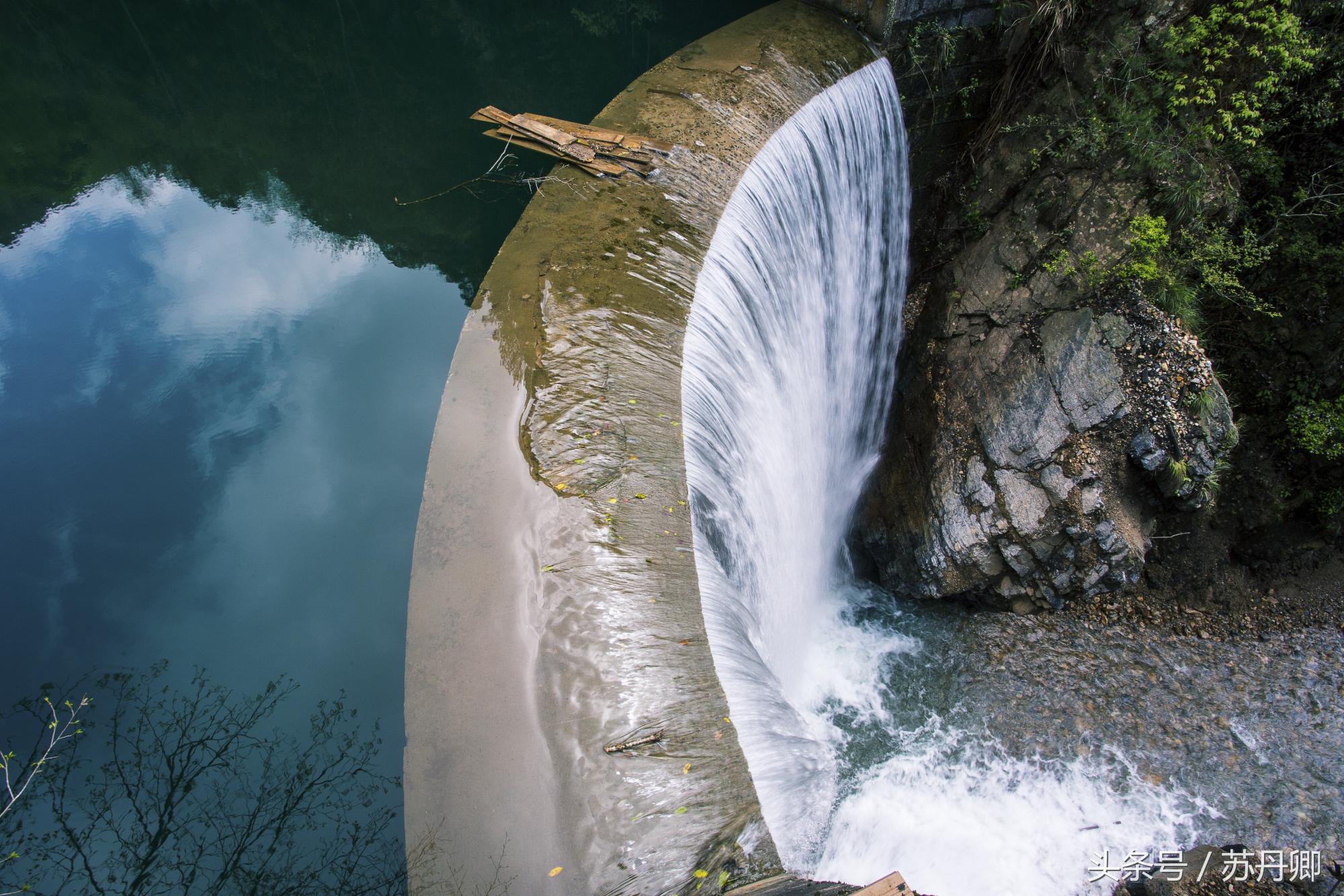 在水下洞穴探险,森林海自由潜水
