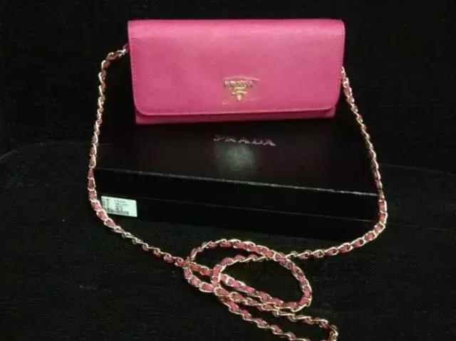 prada包包星巴克联名每家限量多少,prada女式包包价格及图片官网