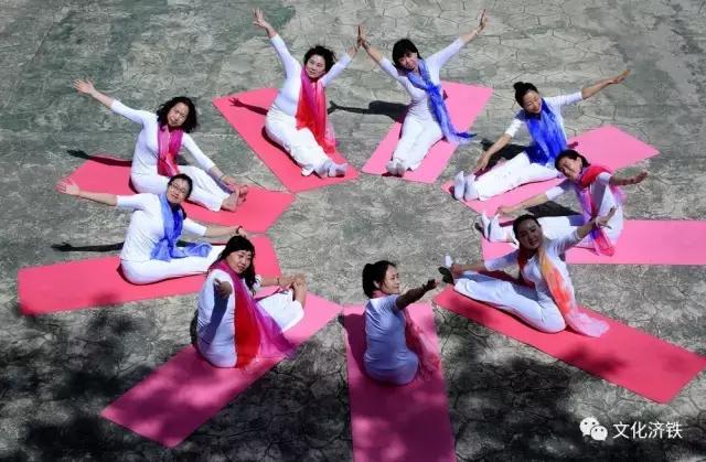 “健康济铁·瑜你同行”室外瑜伽暨摄影采风在袁洪峪举行