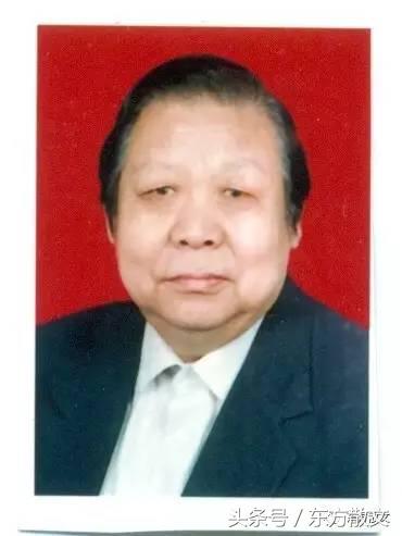 一座高耸入云的大山,雄奇的大山