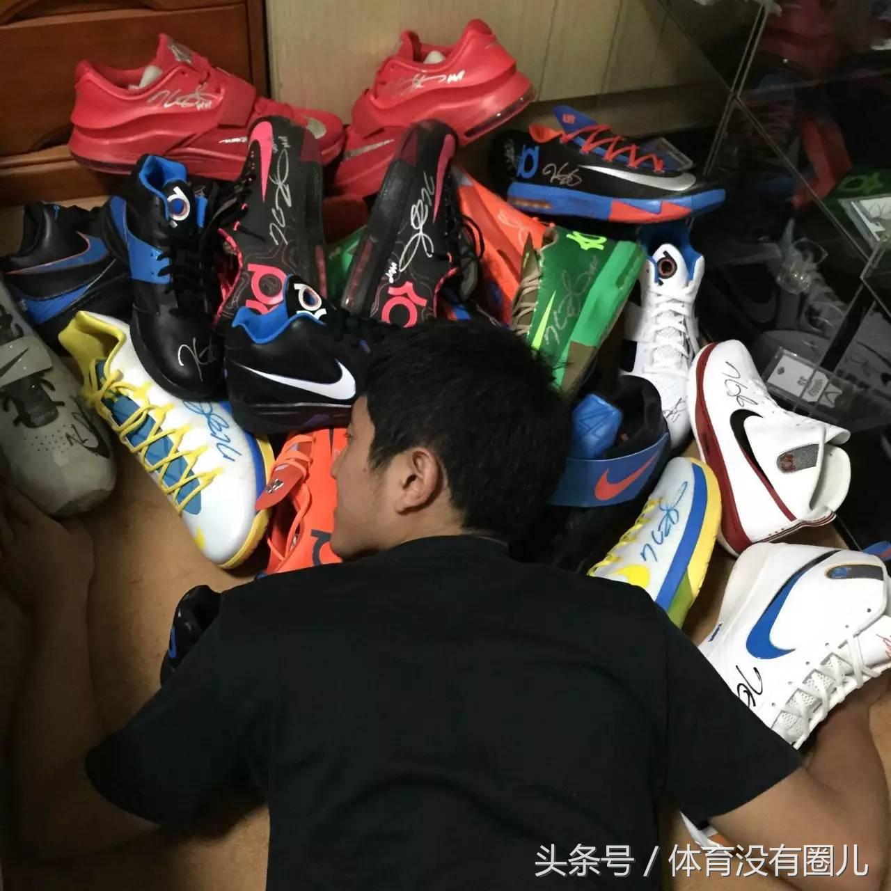 还在抱怨鞋柜里缺一双球鞋?那么这个苏州男孩关于NBA的收藏