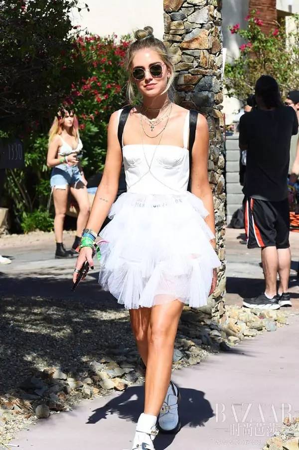 天鹅锁骨链怎么戴,天鹅锁骨链怎么戴不掉