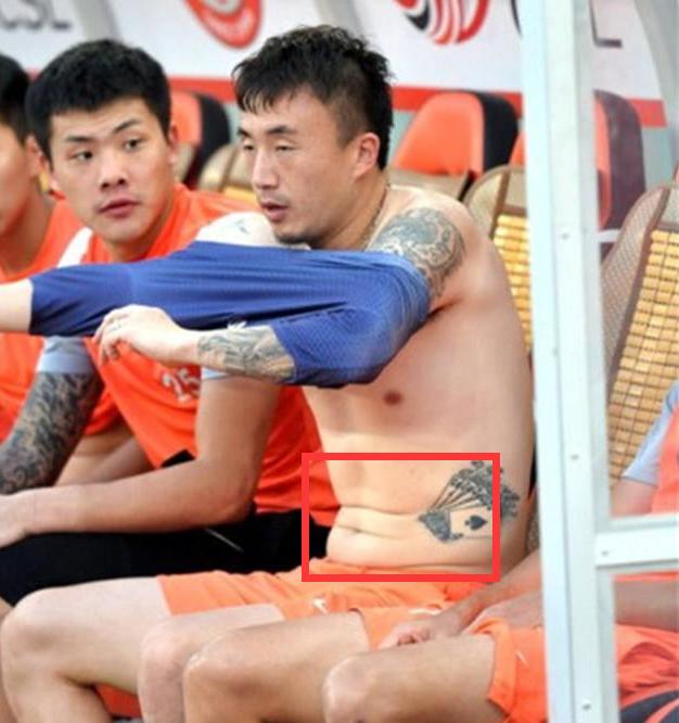 国足最新的球员身材图片,国足球员的肚子