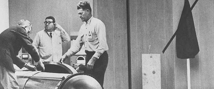 他高中没毕业，却亲手处理了首例“冷冻人”，现在竟还要让其复活