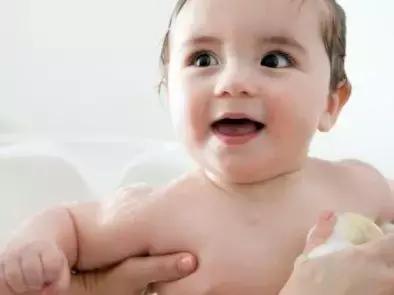 夏季宝宝脸上起痱子擦什么,小孩夏季用什么枕头不会出痱子