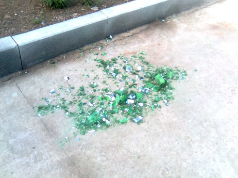 哎呀！不小心脚丫子踩到玻璃碎片上