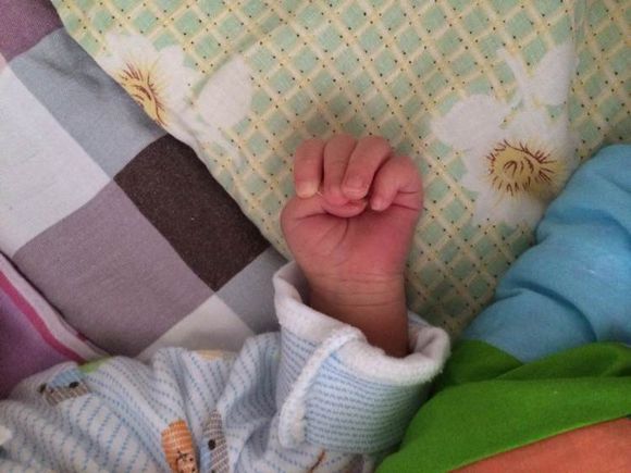 宝宝拇指内扣，可以这三种方法来纠正！