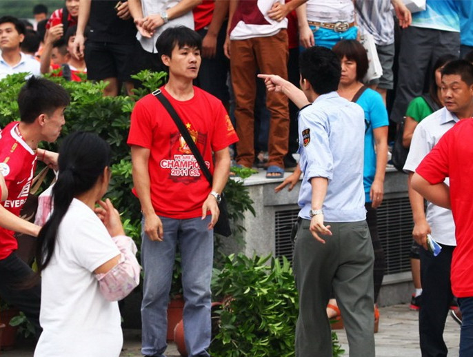 抡板凳，打城管，竖中指中超球迷*力暴**现代史