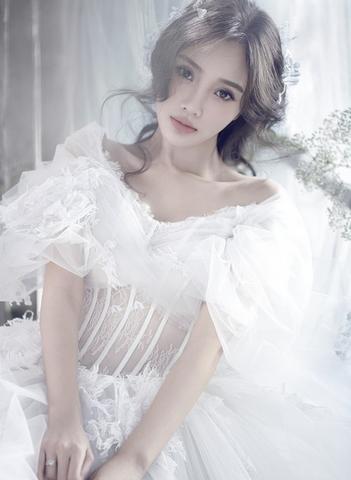 李小璐穿白纱照片,李小璐白纱逆龄登封面