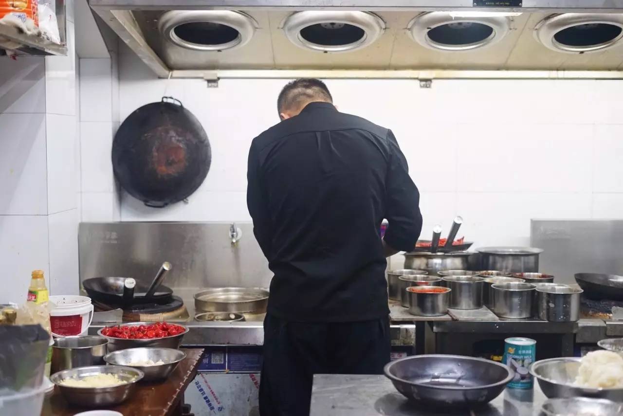 6张桌子,2个包厢,城南这家连导航都搜不到的私房小馆子,却藏着《食神》级别的蛋炒饭……