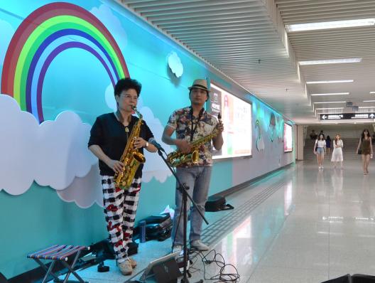 成都女孩街头吹萨克斯视频,民间高手街头卖艺吹萨克斯