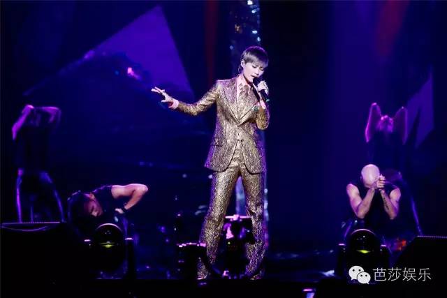 影后JulianMoore没有大牌架子，帅气的李宇春居然有点儿萌！「八九不离时髦」