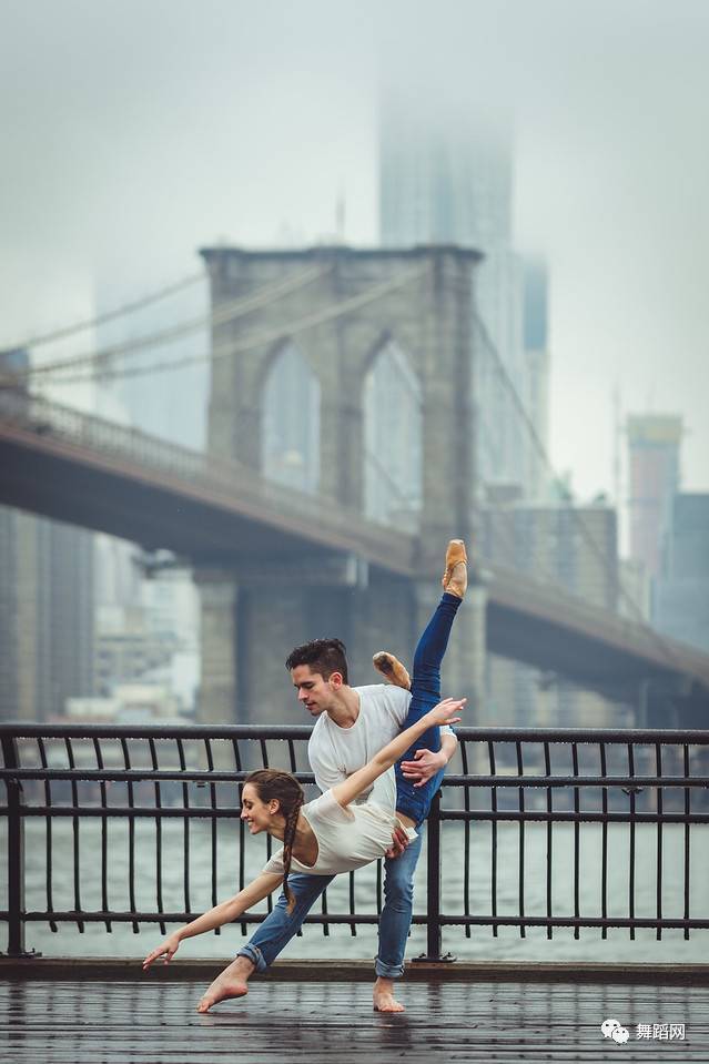 一群芭蕾舞者走上街头,一群芭蕾舞者视频
