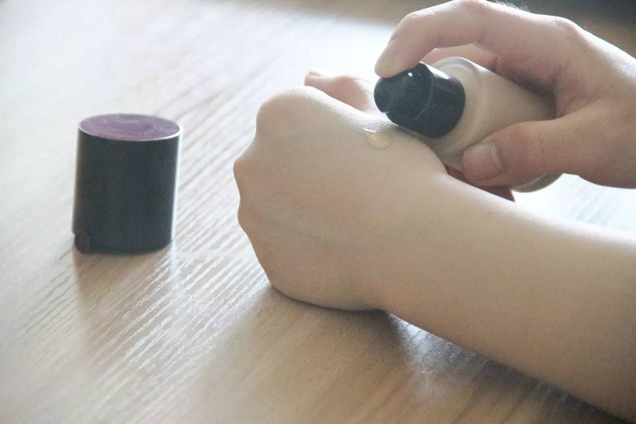 阿玛尼新款长效持久遮瑕粉底液,阿玛尼造型紧颜粉底液测评