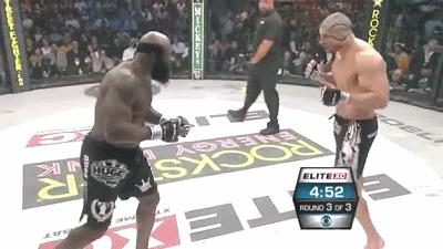 极其残忍!街霸金波·斯莱一拳将对手耳朵软组织轰烂,鲜血横流