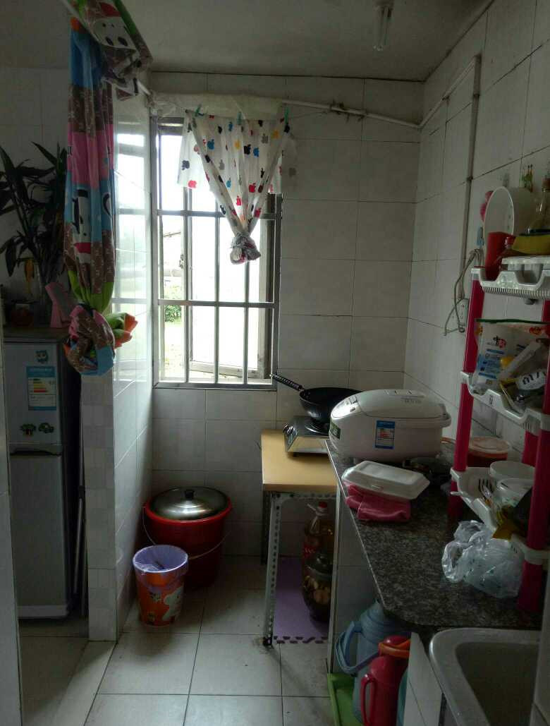 我在福州租了600块房子，巴掌大的空间，厕所却在厨房里