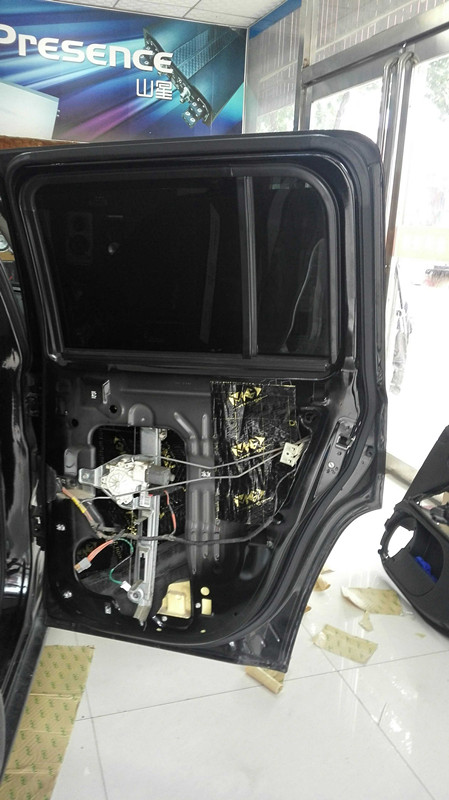 jeep指挥官音响位置,jeep指挥官2018款低音炮