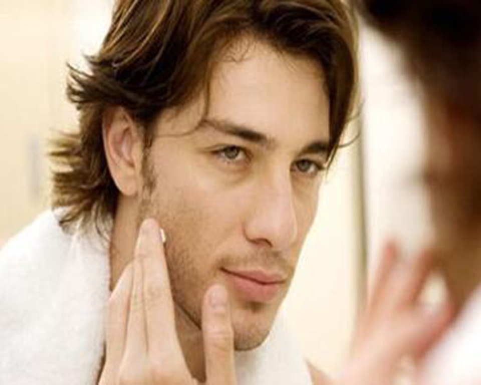 15岁的男生脸上长痘痘怎么调理,男生脸上长痘痘要怎么才能消除啊