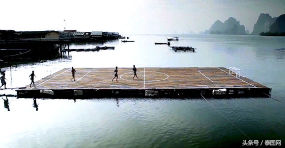 水上足球场的视频,漂浮水上的足球场